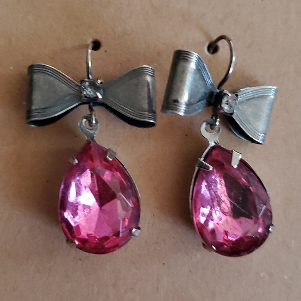VINTAGE BOW HANGING EARRINGS W PINK TEARDROP GEMS SILVER TONE